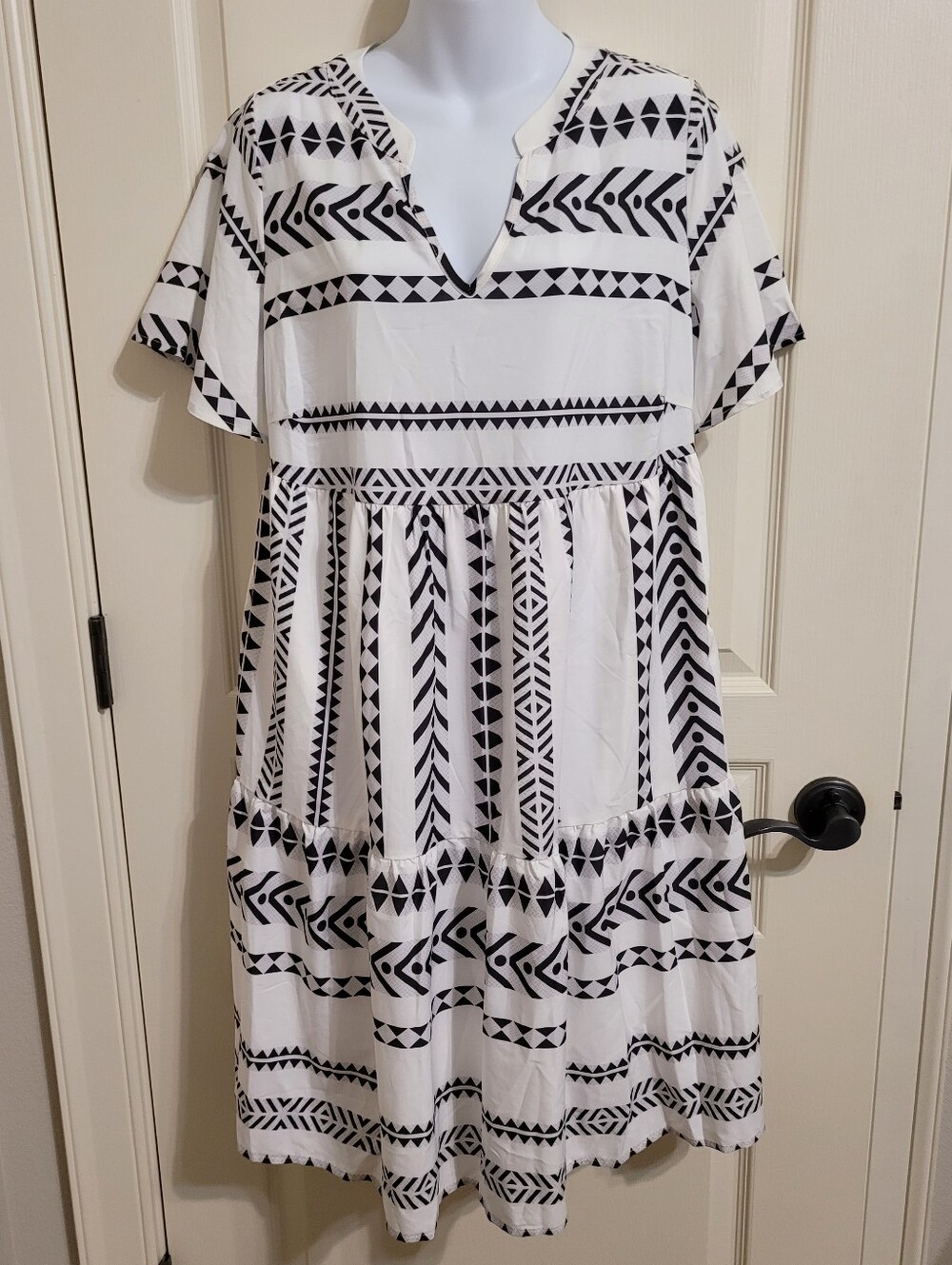 Blooomchic V-neck Patterned Dress - Sz 10, EUC